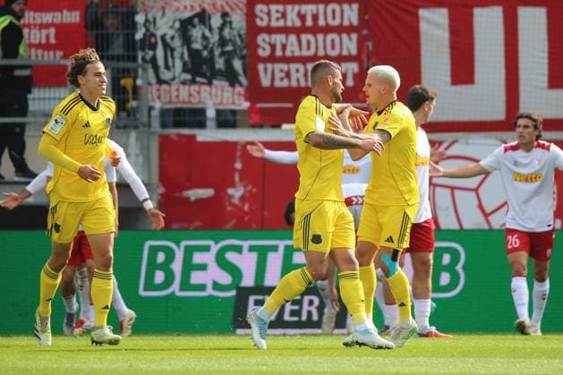04.10.2025, xpfrx, Fussball 3.Liga, Jahn Regensburg - 1.FC Saarbrücken v.l. Torjubel nach dem Tor zum celebrating the goal celebrate 0:1 durch Kai Brünker (1.FC Saarbruecken) (DFL DFB REGULATIONS PROHIBIT ANY USE OF PHOTOGRAPHS as IMAGE SEQUENCES and or QUASI-VIDEO) Regensburg