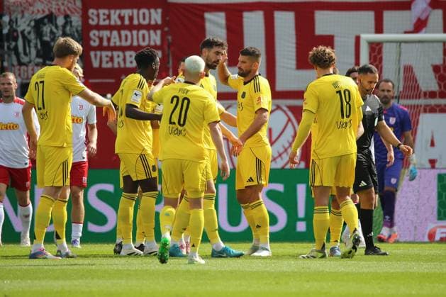 04.10.2025, xpfrx, Fussball 3.Liga, Jahn Regensburg - 1.FC Saarbrücken v.l. Torjubel nach dem Tor zum celebrating the goal celebrate 0:1 durch Kai Brünker (1.FC Saarbruecken) (DFL DFB REGULATIONS PROHIBIT ANY USE OF PHOTOGRAPHS as IMAGE SEQUENCES and or QUASI-VIDEO) Regensburg