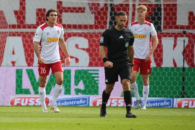 04.10.2025, xpfrx, Fussball 3.Liga, Jahn Regensburg - 1.FC Saarbrücken v.l. Benedikt Bauer (SSV Jahn Regensburg) Enttäuscht, traurig, frustriert Leopold Wurm (SSV Jahn Regensburg) Schiedsrichter Referee Leonidas Exuzidis (DFL DFB REGULATIONS PROHIBIT ANY USE OF PHOTOGRAPHS as IMAGE SEQUENCES and or QUASI-VIDEO) Regensburg