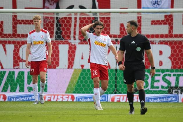 04.10.2025, xpfrx, Fussball 3.Liga, Jahn Regensburg - 1.FC Saarbrücken v.l. Benedikt Bauer (SSV Jahn Regensburg) Enttäuscht, traurig, frustriert Leopold Wurm (SSV Jahn Regensburg) Schiedsrichter Referee Leonidas Exuzidis (DFL DFB REGULATIONS PROHIBIT ANY USE OF PHOTOGRAPHS as IMAGE SEQUENCES and or QUASI-VIDEO) Regensburg