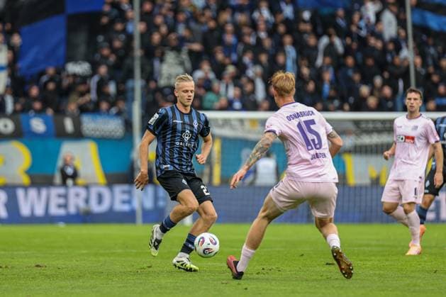 Janne Sietan (SV Waldhof Mannheim, 22) am Ball, vor ihm Bjarke Jacobsen (VfL Osnabr?ck, 15) beim SV Waldhof Mannheim - VfL Osnabrueck am 04.10.25 in Carl Benz Stadion, Mannheim xamx Foto: Alfio Marino