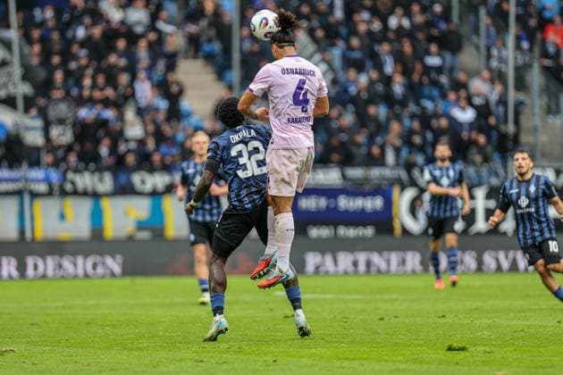 Yigit Karademir (VfL Osnabr?ck, 4) mit dem Kopf hinter Kennedy Okpala (SV Waldhof Mannheim, 32) beim SV Waldhof Mannheim - VfL Osnabrueck am 04.10.25 in Carl Benz Stadion, Mannheim xamx Foto: Alfio Marino