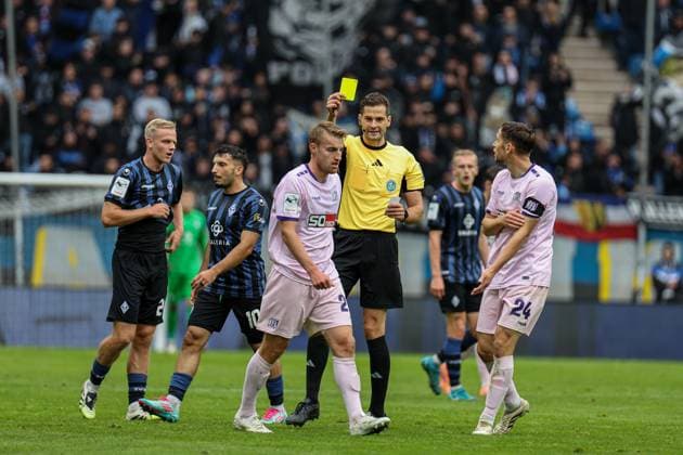 Gelbe Karte für Fridolin Wagner (VfL Osnabr?ck, 26) beim SV Waldhof Mannheim - VfL Osnabrueck am 04.10.25 in Carl Benz Stadion, Mannheim xamx Foto: Alfio Marino