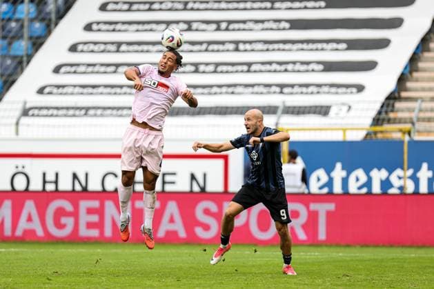 Yigit Karademir (VfL Osnabr?ck, 4) antizipiert Felix Lohkemper (SV Waldhof Mannheim, 9) per Kopf beim SV Waldhof Mannheim - VfL Osnabrueck am 04.10.25 in Carl Benz Stadion, Mannheim xamx Foto: Alfio Marino