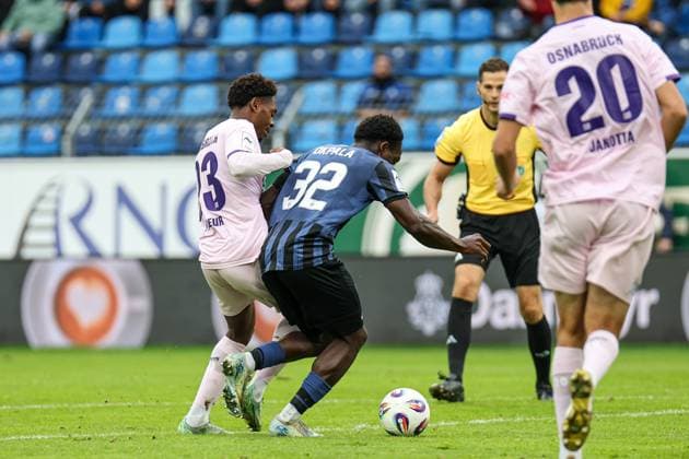 Kennedy Okpala (SV Waldhof Mannheim, 32) am Ball beim SV Waldhof Mannheim - VfL Osnabrueck am 04.10.25 in Carl Benz Stadion, Mannheim xamx Foto: Alfio Marino