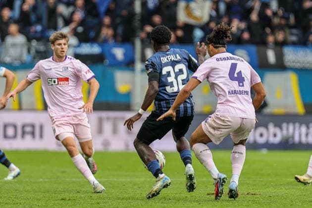 Kennedy Okpala (SV Waldhof Mannheim, 32) am Ball, hinter ihm Yigit Karademir (VfL Osnabr?ck, 4) beim SV Waldhof Mannheim - VfL Osnabrueck am 04.10.25 in Carl Benz Stadion, Mannheim xamx Foto: Alfio Marino