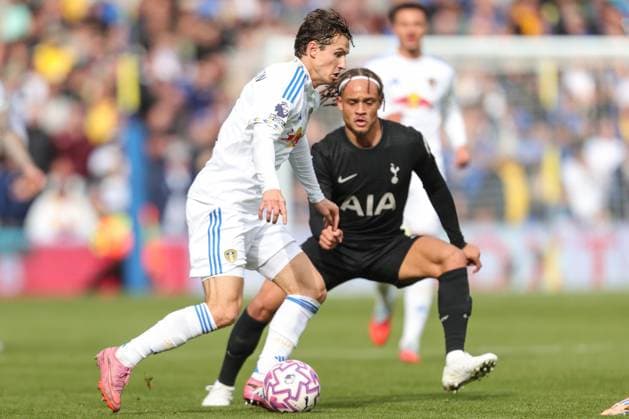 Premier League Leeds United v Tottenham Hotspur Brenden Aaronson of Leeds United in action during the Premier League match Leeds United vs Tottenham Hotspur at Elland Road, Leeds, United Kingdom, 4th October 2025 (Photo by Richard Bierton News Images) Leeds Elland Road West Yorkshire United Kingdom Copyright: xRichardxBierton NewsxImagesx