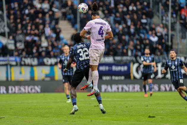 Yigit Karademir (VfL Osnabr?ck, 4) mit dem Kopf hinter Kennedy Okpala (SV Waldhof Mannheim, 32) beim SV Waldhof Mannheim - VfL Osnabrueck am 04.10.25 in Carl Benz Stadion, Mannheim xamx Foto: Alfio Marino