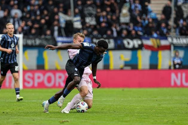 Fridolin Wagner (VfL Osnabr?ck, 26) mit dem Foul an Kennedy Okpala (SV Waldhof Mannheim, 32) beim SV Waldhof Mannheim - VfL Osnabrueck am 04.10.25 in Carl Benz Stadion, Mannheim xamx Foto: Alfio Marino