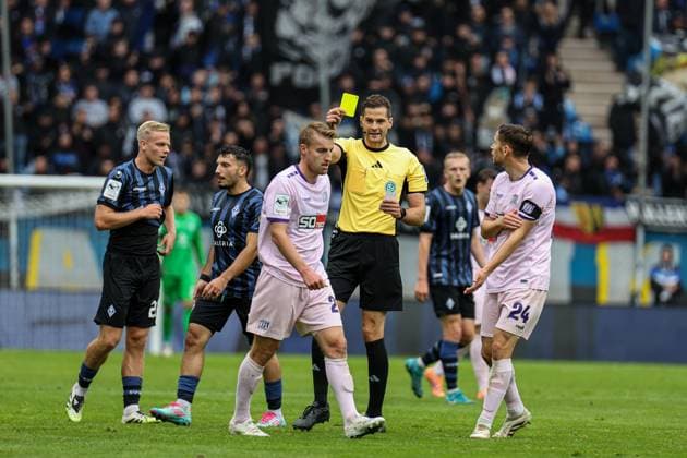 Gelbe Karte für Fridolin Wagner (VfL Osnabr?ck, 26) beim SV Waldhof Mannheim - VfL Osnabrueck am 04.10.25 in Carl Benz Stadion, Mannheim xamx Foto: Alfio Marino