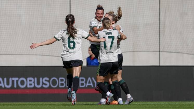 Spielerinnen vom FC Bayern München mit Torjubel, Jubel, jubeln, jubelt, optimistisch, Spielszene, Highlight, Freude über das Tor zum 1:0, DIE DFB-RICHTLINIEN UNTERSAGEN JEGLICHE NUTZUNG VON FOTOS ALS SEQUENZBILDER UND ODER VIDEOÄHNLICHE FOTOSTRECKEN. DFB REGULATIONS PROHIBIT ANY USE OF PHOTOGRAPHS AS IMAGE SEQUENCES AND OR QUASI-VIDEO., 04.10.2025, München (Deutschland), Fussball, Google Pixel Frauen-Bundesliga, FC Bayern München - SV Werder Bremen