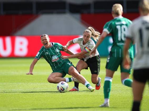 Fussball, Frauen, Google Pixel Frauen Bundesliga, 22.Spieltag, Saison 2025 2026, FC Bayern München - SV Werder Bremen, Campus Larissa Mühlhaus Muehlhaus (SV Werder Bremen) (li.) mit Georgia Stanway (FC Bayern München) (re.) im Zweikampf um den Ball, Foulspiel