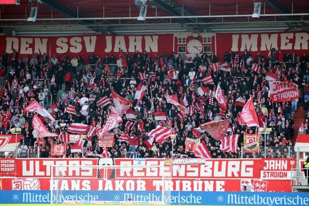 04.10.2025, xpfrx, Fussball 3.Liga, Jahn Regensburg - 1.FC Saarbrücken v.l. Fans, Zuschauer, Besucher, Fahnen, Trikots, Stimmung (SSV Jahn Regensburg) (DFL DFB REGULATIONS PROHIBIT ANY USE OF PHOTOGRAPHS as IMAGE SEQUENCES and or QUASI-VIDEO) Regensburg