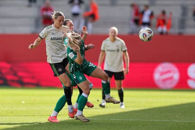 Zweikampf Klara Buehl (FC Bayern Muenchen, 17) mit Michelle Weiss (SV Werder Bremen, 15), GER, FC Bayern Muenchen vs. SV Werder Bremen, Fussball, Google Pixel Frauen-Bundesliga, 5. Spieltag, Saison 2025 2026, 04.10.2025, DFL DFB REGULATIONS PROHIBIT ANY USE OF PHOTOGRAPHS as IMAGE SEQUENCES and or QUASI-VIDEO, GER, FC Bayern Muenchen vs. SV Werder Bremen, Fussball, Google Pixel Frauen-Bundesliga, 5. Spieltag, Saison 2025 2026, 04.10.2025 Muenchen Copyright: xEibner-Pressefoto JennixMaulx EP_JML