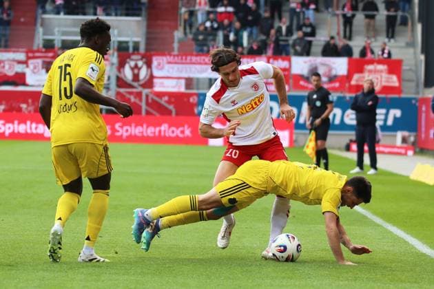 04.10.2025, xpfrx, Fussball 3.Liga, Jahn Regensburg - 1.FC Saarbrücken v.l. Abdoulaye Kamara (1.FC Saarbruecken) Benedikt Bauer (SSV Jahn Regensburg) Maurice Multhaup (1.FC Saarbruecken) Zweikampf, Aktion, action, battle for the ball (DFL DFB REGULATIONS PROHIBIT ANY USE OF PHOTOGRAPHS as IMAGE SEQUENCES and or QUASI-VIDEO) Regensburg