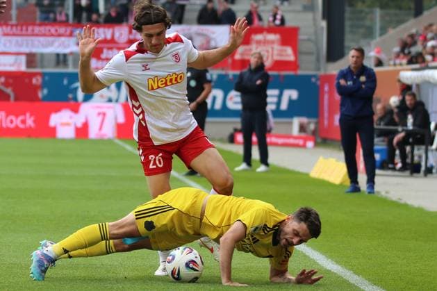 Sport Bilder des Tages 04.10.2025, xpfrx, Fussball 3.Liga, Jahn Regensburg - 1.FC Saarbrücken v.l. Benedikt Bauer (SSV Jahn Regensburg) Maurice Multhaup (1.FC Saarbruecken) Zweikampf, Aktion, action, battle for the ball (DFL DFB REGULATIONS PROHIBIT ANY USE OF PHOTOGRAPHS as IMAGE SEQUENCES and or QUASI-VIDEO) Regensburg