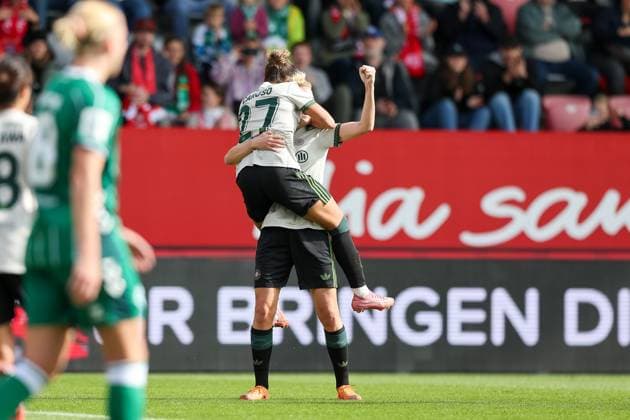Jubel zum Tor zum 1:0 durch Arianna Caruso (FC Bayern Muenchen, 27), Carolin Simon (FC Bayern Muenchen, 30) jubelt mit, GER, FC Bayern Muenchen vs. SV Werder Bremen, Fussball, Google Pixel Frauen-Bundesliga, 5. Spieltag, Saison 2025 2026, 04.10.2025, DFL DFB REGULATIONS PROHIBIT ANY USE OF PHOTOGRAPHS as IMAGE SEQUENCES and or QUASI-VIDEO, GER, FC Bayern Muenchen vs. SV Werder Bremen, Fussball, Google Pixel Frauen-Bundesliga, 5. Spieltag, Saison 2025 2026, 04.10.2025 Muenchen Copyright: xEibner-Pressefoto JennixMaulx EP_JML