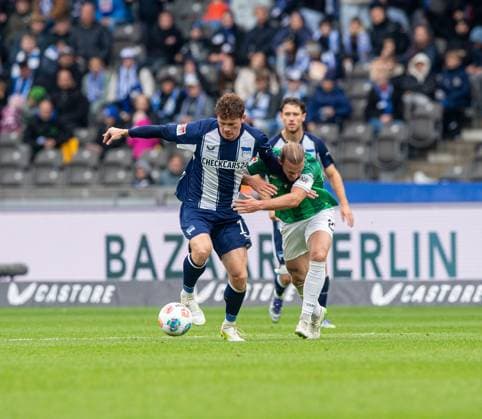Fussball, Herren, Saison 2025 2026, 2. Bundesliga (8. Spieltag), Hertha BSC - SC Preußen Münster, v.l. Sebastian Grönning (Hertha BSC), Jorrit Hendrix (Münster), 04.10. 2025, Copyright: xSebastianxRäppold MatthiasxKochx