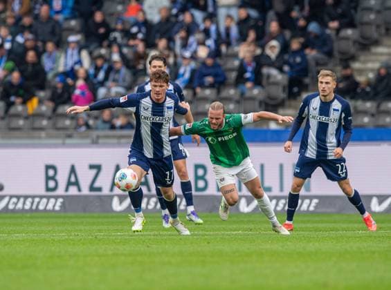 Fussball, Herren, Saison 2025 2026, 2. Bundesliga (8. Spieltag), Hertha BSC - SC Preußen Münster, v.l. Sebastian Grönning (Hertha BSC), Jorrit Hendrix (Münster), 04.10. 2025, Copyright: xSebastianxRäppold MatthiasxKochx