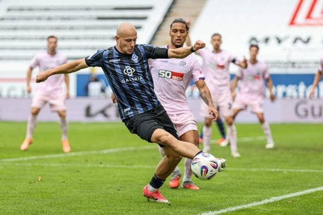Felix Lohkemper (SV Waldhof Mannheim, 9) hält den Ball im Spiel beim SV Waldhof Mannheim - VfL Osnabrueck am 04.10.25 in Carl Benz Stadion, Mannheim xamx Foto: Alfio Marino