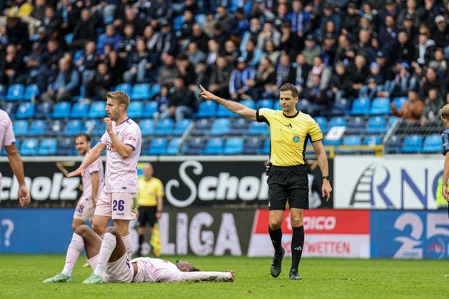 Der Unparteiische Max Burda entscheidet auf Foul beim SV Waldhof Mannheim - VfL Osnabrueck am 04.10.25 in Carl Benz Stadion, Mannheim xamx Foto: Alfio Marino
