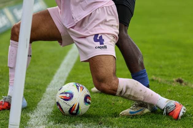 Der Kampf um den Ball beim SV Waldhof Mannheim - VfL Osnabrueck am 04.10.25 in Carl Benz Stadion, Mannheim xamx Foto: Alfio Marino