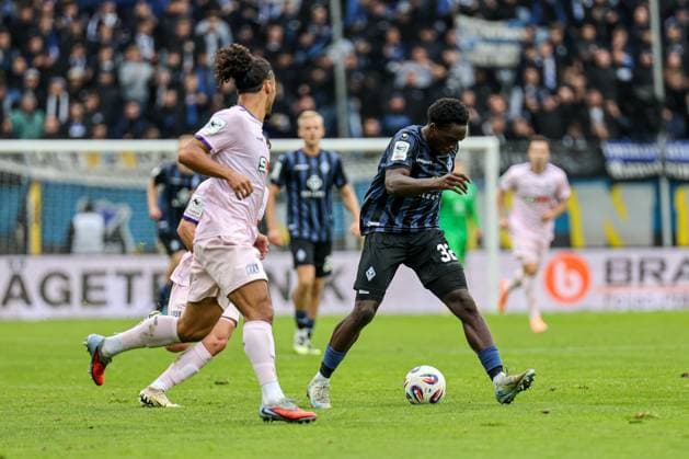 Kennedy Okpala (SV Waldhof Mannheim, 32) am Ball beim SV Waldhof Mannheim - VfL Osnabrueck am 04.10.25 in Carl Benz Stadion, Mannheim xamx Foto: Alfio Marino
