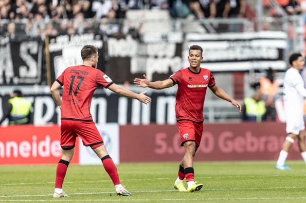 Fussball, Saison 2025 2026, 3. Liga, Audi-Sportpark Ingolstadt, 10. Spieltag, FC Ingolstadt - SSV Ulm 1846 Fußball, 04.10.2025 04.10.2025, Fussball, Saison 2025 2026, 3. Liga, Audi-Sportpark Ingolstadt, 10. Spieltag, FC Ingolstadt - SSV Ulm 1846 Fußball, Torjubel Jubel Freude nach Treffer Tor Torschuss zum 1:0 durch 22 Marcel Costly (FC Ingolstadt) Foto: Lucca Fundel Ingolstadt Audi-Sportpark Bayern Deutschland