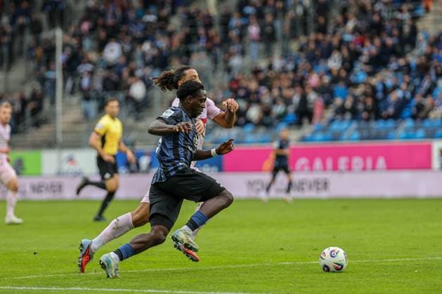 Ein Laufduell und Zweikampf auf Augenhöhe zwischen Kennedy Okpala (SV Waldhof Mannheim, 32) und Yigit Karademir (VfL Osnabr?ck, 4) beim SV Waldhof Mannheim - VfL Osnabrueck am 04.10.25 in Carl Benz Stadion, Mannheim xamx Foto: Alfio Marino