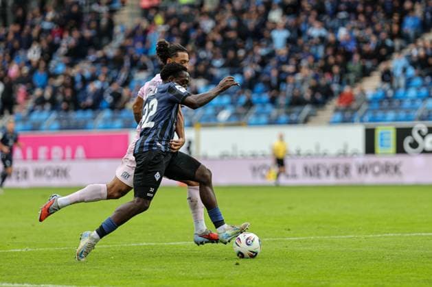 Ein Laufduell und Zweikampf auf Augenhöhe zwischen Kennedy Okpala (SV Waldhof Mannheim, 32) und Yigit Karademir (VfL Osnabr?ck, 4) beim SV Waldhof Mannheim - VfL Osnabrueck am 04.10.25 in Carl Benz Stadion, Mannheim xamx Foto: Alfio Marino