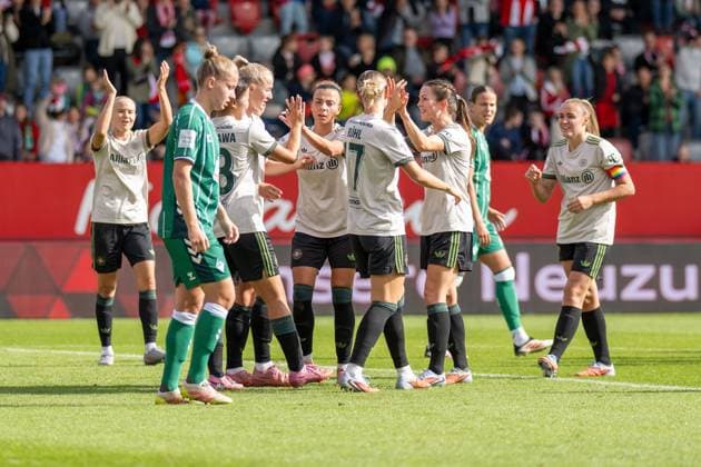 Torjubel zum 2:0, FC Bayern Muenchen Frauen, FC Bayern Frauen Muenchen - SV Werder Bremen, Google Pixel Frauenbundesliga, 5. Spieltag, 04.10.25 DFB regulations prohibit any use of photographs as image sequences and or quasi-video. (kolbert-press) Muenchen Bayern Deutschland
