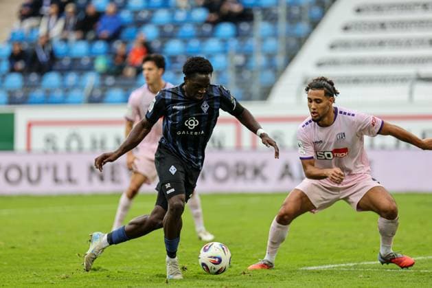 Ein Laufduell und Zweikampf auf Augenhöhe zwischen Kennedy Okpala (SV Waldhof Mannheim, 32) und Yigit Karademir (VfL Osnabr?ck, 4) beim SV Waldhof Mannheim - VfL Osnabrueck am 04.10.25 in Carl Benz Stadion, Mannheim xamx Foto: Alfio Marino