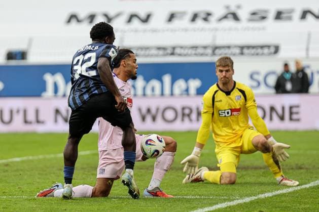 Ein Laufduell und Zweikampf auf Augenhöhe zwischen Kennedy Okpala (SV Waldhof Mannheim, 32) und Yigit Karademir (VfL Osnabr?ck, 4) beim SV Waldhof Mannheim - VfL Osnabrueck am 04.10.25 in Carl Benz Stadion, Mannheim xamx Foto: Alfio Marino