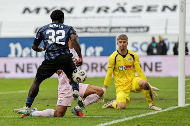Ein Laufduell und Zweikampf auf Augenhöhe zwischen Kennedy Okpala (SV Waldhof Mannheim, 32) und Yigit Karademir (VfL Osnabr?ck, 4) beim SV Waldhof Mannheim - VfL Osnabrueck am 04.10.25 in Carl Benz Stadion, Mannheim xamx Foto: Alfio Marino
