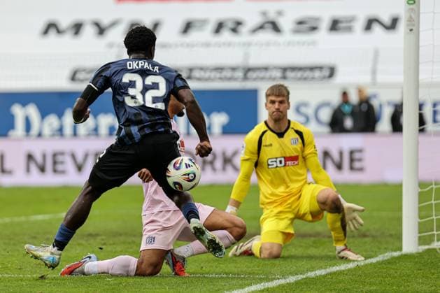 Ein Laufduell und Zweikampf auf Augenhöhe zwischen Kennedy Okpala (SV Waldhof Mannheim, 32) und Yigit Karademir (VfL Osnabr?ck, 4) beim SV Waldhof Mannheim - VfL Osnabrueck am 04.10.25 in Carl Benz Stadion, Mannheim xamx Foto: Alfio Marino