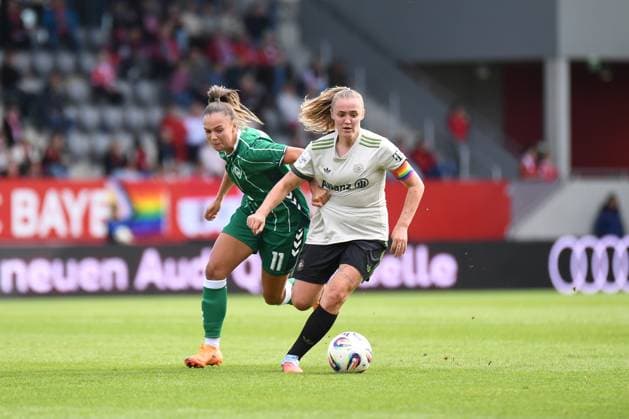 Maja Sternad (11 Bremen) und Georgia Stanway (31 FC Bayern) in Aktion beim Google Pixel Frauen Bundesligaspiel FC Bayern München - SV Werder Bremen am 04.10.2025. München FC Bayern Campus Bayern Deutschland