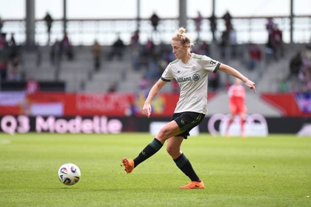 Carolin Simon (30 FC Bayern) in Aktion beim Google Pixel Frauen Bundesligaspiel FC Bayern München - SV Werder Bremen am 04.10.2025. München FC Bayern Campus Bayern Deutschland