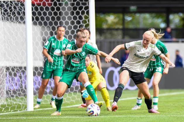Michelle Ulbrich (5 Bremen) und Lea Schüller (11 Bayern) in Aktion beim Google Pixel Frauen Bundesligaspiel FC Bayern München - SV Werder Bremen am 04.10.2025. München FC Bayern Campus Bayern Deutschland