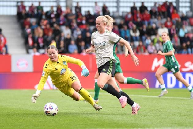 Mariella El Sherif (39 Bremen) und Lea Schüller (11 Bayern) in Aktion beim Google Pixel Frauen Bundesligaspiel FC Bayern München - SV Werder Bremen am 04.10.2025. München FC Bayern Campus Bayern Deutschland