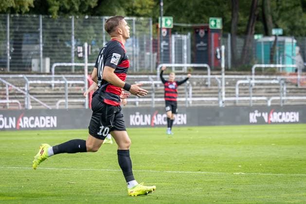 3. Liga: FC Viktoria Köln - TSV Havelse, 04.10.2025 Jubel zum 2:0 durch David Otto (Viktoria Köln, 10) ; Köln, 4.10.2025, 10. Spieltag der 3. Fußball-Liga, FC Viktoria Köln - TSV Havelse im Sportpark Hoehenberg in Köln. Die DFL-Bestimmungen verbieten die Verwendung von Fotografien als Bildsequenzen und oder Quasi-Videos. Copyright: xBEAUTIFULxSPORTS LeahxKohringx
