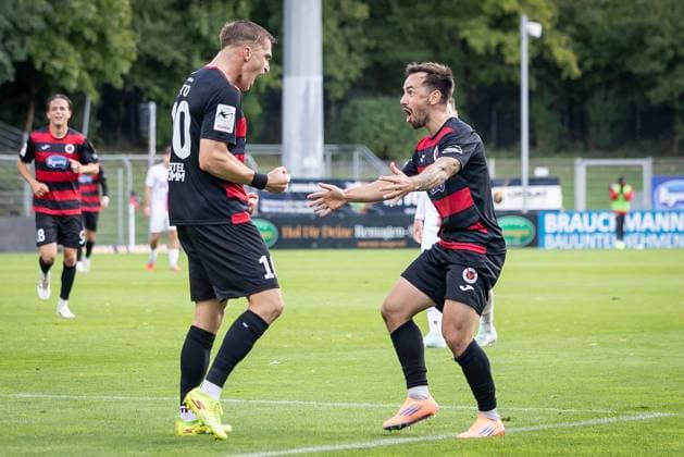3. Liga: FC Viktoria Köln - TSV Havelse, 04.10.2025 Jubel zum 2:0 durch David Otto (Viktoria Köln, 10) mit Simon Handle (Viktoria Köln, 7); Köln, 4.10.2025, 10. Spieltag der 3. Fußball-Liga, FC Viktoria Köln - TSV Havelse im Sportpark Hoehenberg in Köln. Die DFL-Bestimmungen verbieten die Verwendung von Fotografien als Bildsequenzen und oder Quasi-Videos. Copyright: xBEAUTIFULxSPORTS LeahxKohringx