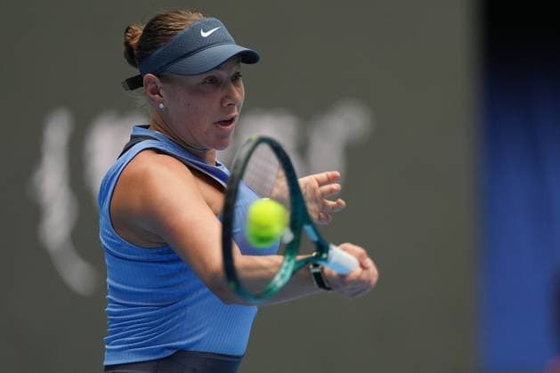 (251004) -- BEIJING, Oct. 4, 2025 -- Amanda Anisimova hits a return during the women s singles semifinal match between Coco Gauff of the United States and Amanda Anisimova of the United States at 2025 China Open tennis tournament in Beijing, China, Oct. 4, 2025. ) (SP)CHINA-BEIJING-TENNIS-CHINA OPEN-WOMEN S SINGLES-SEMIFINAL (CN) XiexHan 