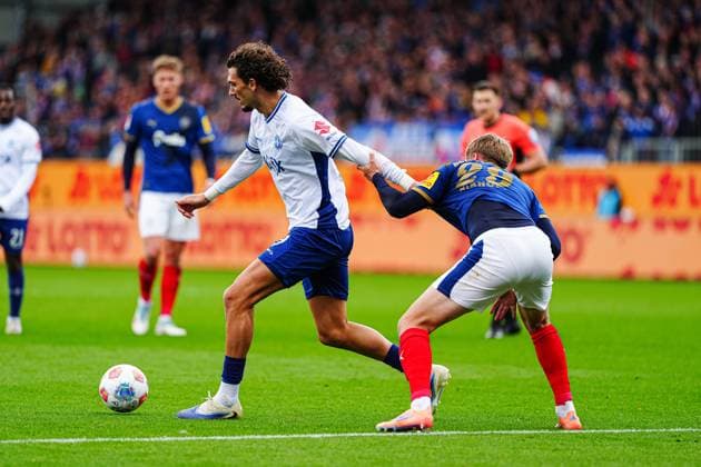 Fraser Hornby (SV Darmstadt 98, 09), Niklas Niehoff (Holstein Kiel, 29) GER, Holstein Kiel vs. SV Darmstadt 98, Fussball, 2. Bundesliga, Spieltag 8, Saison 2025 2026, 04.10.2025 DFL REGULATIONS PROHIBIT ANY USE OF PHOTOGRAPHS AS IMAGE SEQUENCES AND OR QUASI-VIDEO GER, Holstein Kiel vs. SV Darmstadt 98, Fussball, 2. Bundesliga, Spieltag 8, Saison 2025 2026, 04.10.2025 Kiel