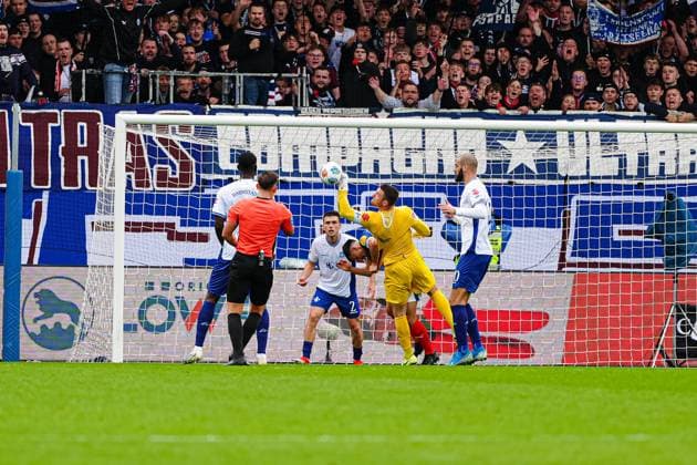 Steven Skrzybski (Holstein Kiel, 07), Marcel Schuhen (SV Darmstadt 98, 01) GER, Holstein Kiel vs. SV Darmstadt 98, Fussball, 2. Bundesliga, Spieltag 8, Saison 2025 2026, 04.10.2025 DFL REGULATIONS PROHIBIT ANY USE OF PHOTOGRAPHS AS IMAGE SEQUENCES AND OR QUASI-VIDEO GER, Holstein Kiel vs. SV Darmstadt 98, Fussball, 2. Bundesliga, Spieltag 8, Saison 2025 2026, 04.10.2025 Kiel