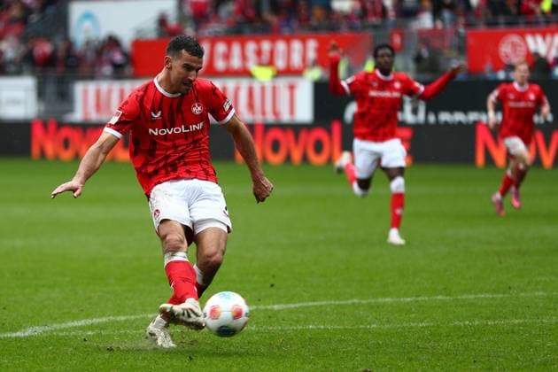 04.10.2025, xmohx, Fussball 2.Bundesliga, 1.FC Kaiserslautern - VfL Bochum v.l. Ivan Prtajin (1. FC Kaiserslautern) Torschuetze, erzielt das Tor, Treffer, scores the goal 2:1 (DFL DFB REGULATIONS PROHIBIT ANY USE OF PHOTOGRAPHS as IMAGE SEQUENCES and or QUASI-VIDEO) Kaiserslautern