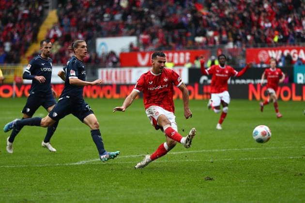 04.10.2025, xmohx, Fussball 2.Bundesliga, 1.FC Kaiserslautern - VfL Bochum v.l. Ivan Prtajin (1. FC Kaiserslautern) Torschuetze, erzielt das Tor, Treffer, scores the goal 2:1 (DFL DFB REGULATIONS PROHIBIT ANY USE OF PHOTOGRAPHS as IMAGE SEQUENCES and or QUASI-VIDEO) Kaiserslautern