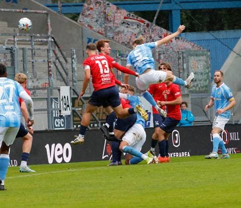 CFC vs FC Eilenburg 04.10.2025, Chemnitz, eins Stadion- An der Gellertstrasse, Fussball, Regionalliga Nordost, Saison 2025 2026, 11. Spieltag, CFC, CFC vs FC Eilenburg Kampf um den Ball Chemnitz Sachsen BRD