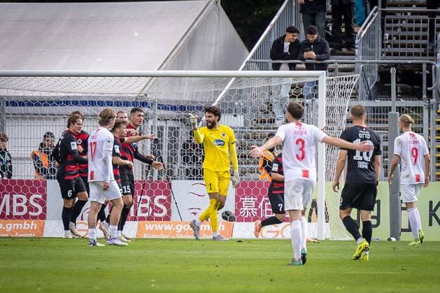 3. Liga: FC Viktoria Köln - TSV Havelse, 04.10.2025 Jubel um den gehaltenen Elfmeter von Dudu (Torhüter Viktoria Köln, 1) ; Köln, 4.10.2025, 10. Spieltag der 3. Fußball-Liga, FC Viktoria Köln - TSV Havelse im Sportpark Hoehenberg in Köln. Die DFL-Bestimmungen verbieten die Verwendung von Fotografien als Bildsequenzen und oder Quasi-Videos. Copyright: xBEAUTIFULxSPORTS LeahxKohringx