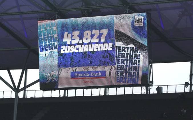 Anzeigetafel mit Zuschauerzahl 43827 Fußball Fussball DFL 2.Bundesliga Herren 8. Spieltag Saison 2025 2026 04.10.2025 Hertha BSC Berlin vs. Preußen Münster DFL regulations prohibit any use of photographs as image sequences and or quasi-video