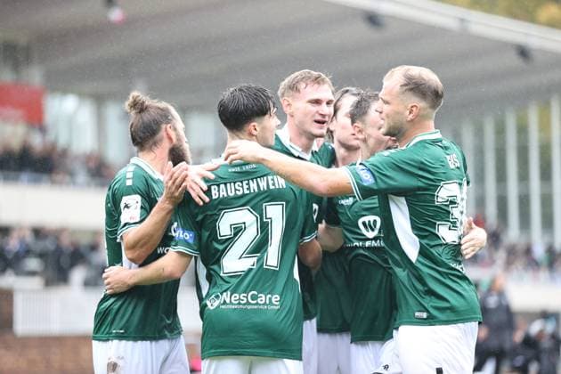 04.10.2025, Fussball, Herren, 10. Spieltag 3. Liga Saison 2025 2026: FC Schweinfurt 05 - SC Verl Schweinfurt feiert das 1:0 durch Jakob Tranziska (FC Schweinfurt 05, 17)